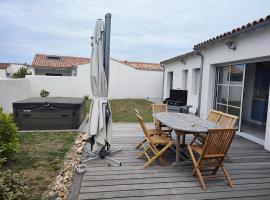 Maison propice au farniente, Hotel in Le Bois-Plage-en-Ré