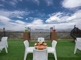 Charvi Regency I Vacations I Conference I MICE I Family Events I Open Air Terrace I Sky Bonfire I Wooden Rooms With Pvt Balconies I Charvi Retreat by Exotic Stays, hotel em Kūfrī