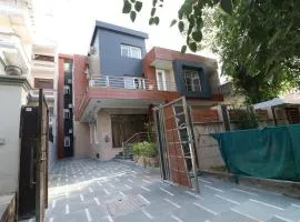 Capital O Esscon House Near Payal Cinema