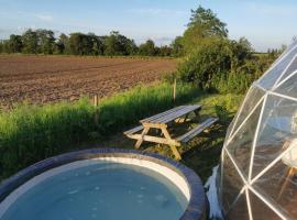 Dome One with Hot Tub, Lincoln, Projector, Firepit, hôtel à Lincoln
