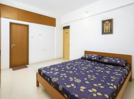 New Spacious 2BHK apartments in Tirupati Near Railway Station with fully equipped kitchen, AC bedrooms, Washing Machine, 24 hours water, caretaker service, and ample space for car parking & ideal for families and pilgrims, hotel v destinaci Tirupati