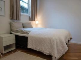 Cheap Room in The Heart of Brosundet, ξενοδοχείο σε Ålesund