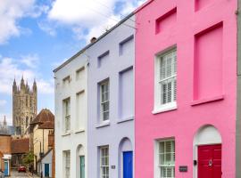 cottage in the heart of Canterbury amazing Cathedral views, hotel in Canterbury