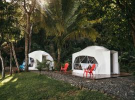 Private Oceanfront Retreat with Jungle Domes, hotell i Playa Venao