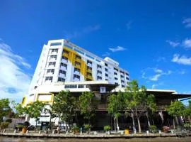 Sunday Near Jonker Street