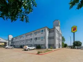 Super 8 by Wyndham Weatherford