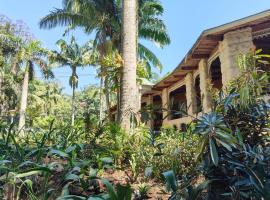Garden of Eden Cottages and Guest House، فندق في مبابان