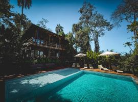 GLAMPING SELVA IGUAZU, hotel in Puerto Iguazú