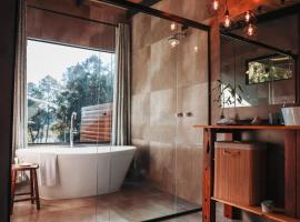 Chalé Climatizado com banheira em frente ao Parque do Passaúna em Curitiba by Tiny House Passaúna, hotel en Curitiba