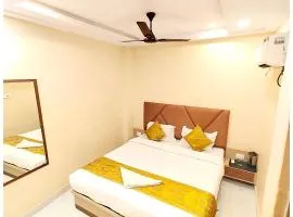 HOTEL BNK GRAND Near Goḏawalia Chauraha - 100 Meter From Baba Vishwanath Temple & Ganga Arti Ghat ! Wi-Fi #Lift #Hygiene & Spacious Room - BEST HOTEL IN VARANASI