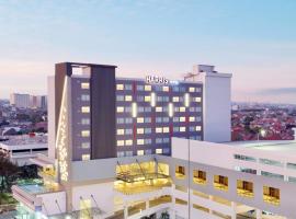 HARRIS Hotel & Conventions Bundaran Satelit Surabaya, ξενοδοχείο στη Σουραμπάγια
