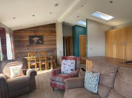 Drovers Lodge, farm retreat in rural Lanarkshire, family and pet friendly, onsite craft distillery, perfect location for exploring central Scotland, Hotel in Forth