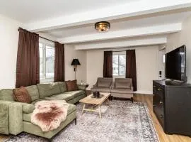Modern 3BR Getaway-Stylish Ames