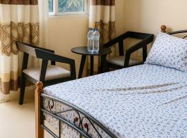 Cozy Guest Room in Kinshasa with Balcony and Partial Air-Conditioning, Hotel in Kinshasa