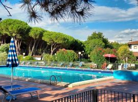 Sarzana- Mobilhome 5 persone Pool and Garden, hotel in Sarzana