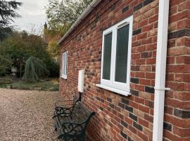 Bright, Stylish 1 KS Bed Bungalow with Private Garden, hotel a Marton