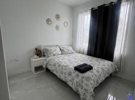 Modern room with kitchen and backyard access, hôtel à Homestead