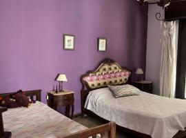 Dormitorio en casa de familia, hotel en San Miguel de Tucumán