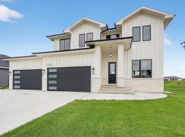 Spacious 6 bed 5 Bath Home, Close to Theatre and Restaurants, hotel in Clive