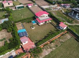 Farm House Noida 135, hotel en Noida