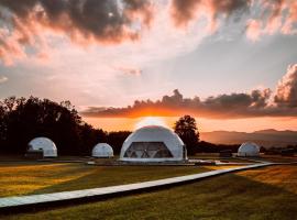 Glamping Resort，位于Dolný Kamenec的酒店