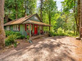 Riverfront Retreat - Mt Hood Views Sleeps 4, hôtel à Welches