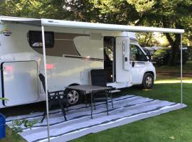 Caravan Tiny House Base Camp Granada Camping, hotel in Dúrcal