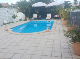 COQUET F2 CLIMATISE AVEC PISCINE AU LAMENTIN, Hotel in Le Lamentin