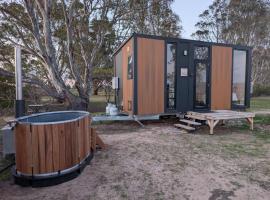 Hollow Mountain Getaway 2 by Tiny Away, hotel v destinaci Laharum