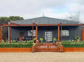 The Rusty Kangaroo - 2 Premium Couples Retreats - Spectacular Ocean View - Great Hosts，位于潘尼萧的酒店