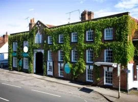 The Talbot Inn, hotel in Woking