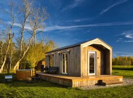 5 minutes from Beach, Cozy Cabin with Hot Tub, hotel v destinaci Lembuži