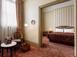Hadley's Orient Hotel