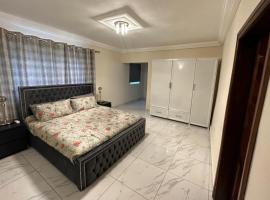 3 Bed Apartment Sleeps 6 - Parking Patio Wifi, khách sạn ở Freetown