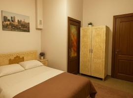 C0lly F0rnian, hotel v Jerevanu