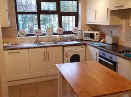 Single Bedroom in the main Bungalow, hotel in Wednesfield