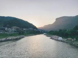GUI YUAN ZHEN PIN HOTEL- Approximately 3 kilometers from the East Gate of Zhangjiajie National Forest Park - Free one-way pick-up or drop-off service for over 3 nights - English speaking customer service