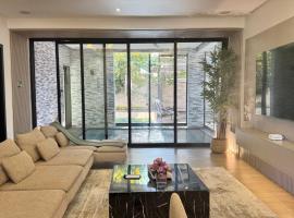 AB Villa - Pool & Cinema, hotel in Ajman 