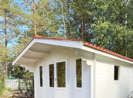 Glamping in a Bungalow Deluxe by the Forest w Swimmingpool near Golf and the Baltic Sea Beach, ξενοδοχείο σε Järna