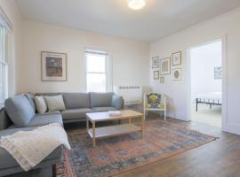 Historic Winooski Apartment - Steps from Downtown - Pet Friendly, hôtel à Winooski