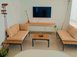 Departamento con cochera - Condominio Las Flores, hotel in Ica