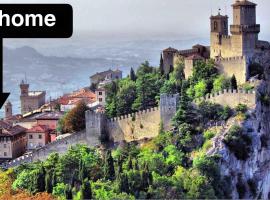 All'ingresso delle antiche mura della città, hotel v destinaci San Marino