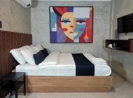 Townhouse Oak Grey Hotel Near Clark International Airport