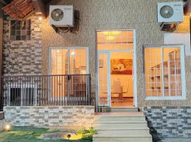 فلة و شاليه واسع بمسبح وثلاث غرف نوم ومجلس شعبي ومجلس مناسبات, Hotel in Riad