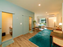 Nautical Home & Seashell House B&B, hotel v destinaci Khao Lak