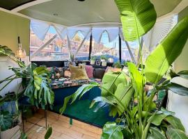 The Floating Terrarium, hotel v Londýně