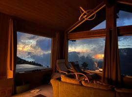 Phenomenal view over Vrådal and Vråvatn, hotel in Vradal