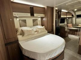 Caravana dintre nuci, Hotel in Oradea