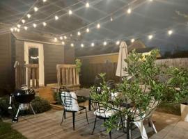 Updated Vintage Oasis, Near Downtown & Stadiums, Huge Yard、ヒューストンのホテル