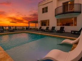 The Grand Escape Luxury Villa El Yunque Views, hotel en La Dolores